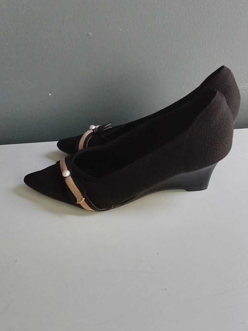 Newbella‎ Black Knit Wedge Pumps Pointed Toe Bow Pearl Detail Shoes
